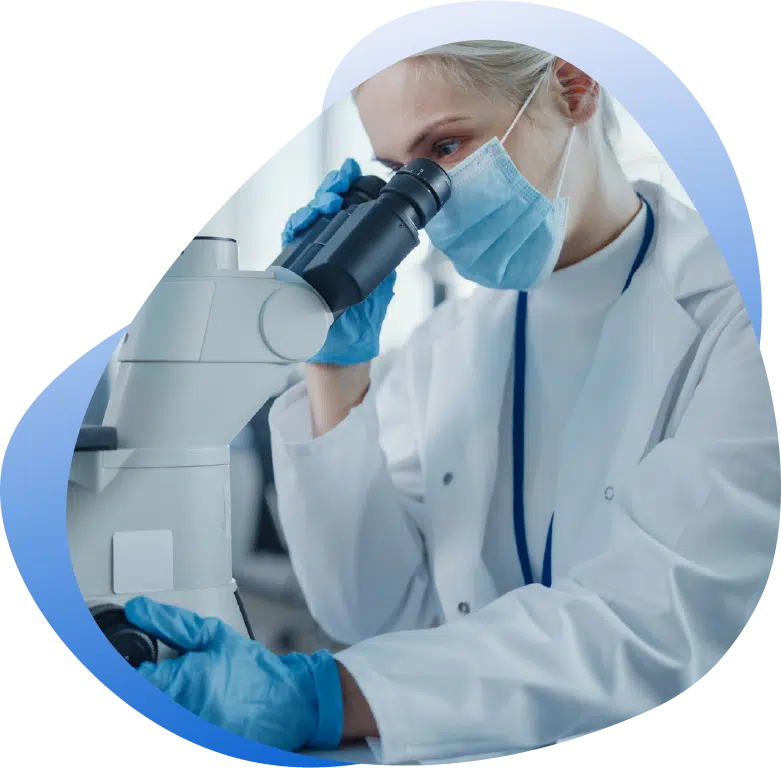 Un allergologue engagé dans des activités de recherche clinique, examinant des données et travaillant dans un laboratoire médical.